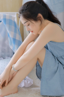 女性高级感白色游泳衣